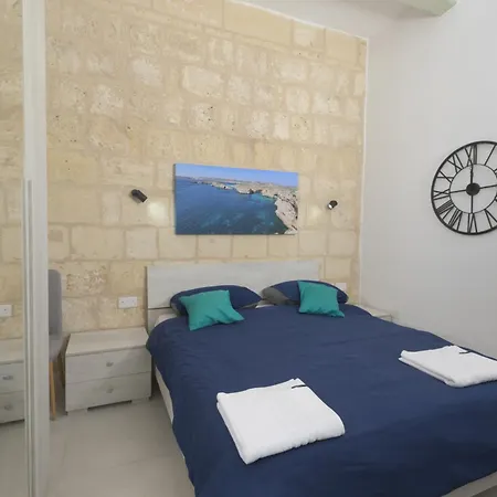 Stylish 1 Bedroom Penthouse With Terrace In The Centre With Views