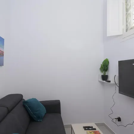 Stylish 1 Bedroom Penthouse With Terrace In The Centre With Views バレッタ