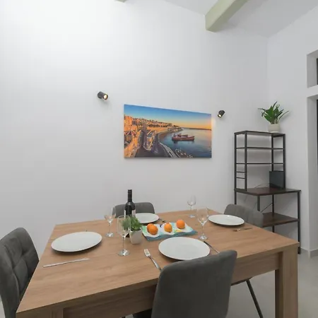 Stylish 1 Bedroom Penthouse With Terrace In The Centre With Views
