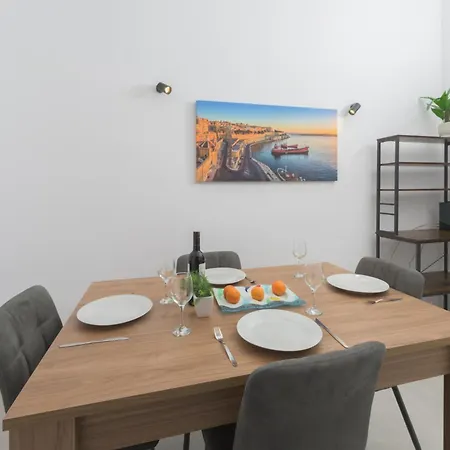 Stylish 1 Bedooom Penthouse With Terrace In The Centre With Views Apartman