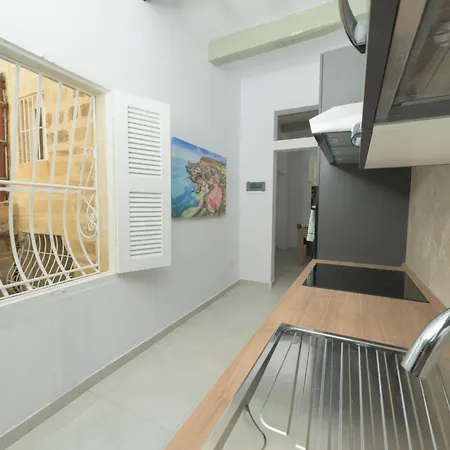 Stylish 1 Bedroom Penthouse With Terrace In The Centre With Views