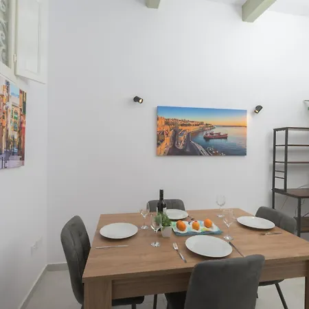 Stylish 1 Bedroom Penthouse With Terrace In The Centre With Views *