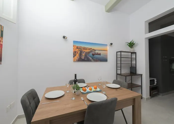 Stylish 1 Bedooom Penthouse With Terrace In The Centre With Views