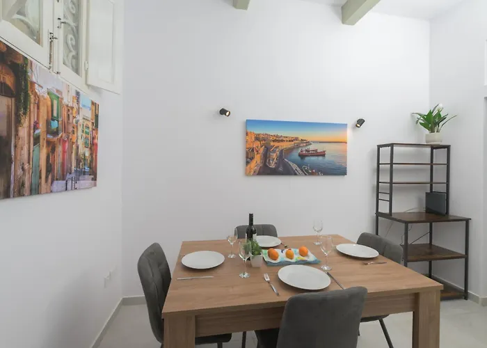 Stylish 1 Bedooom Penthouse With Terrace In The Centre With Views *