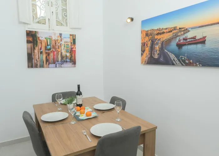 Stylish 1 Bedooom Penthouse With Terrace In The Centre With Views バレッタ